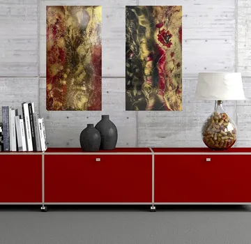 Abstrakte Gemälde über einem roten Sideboard.
