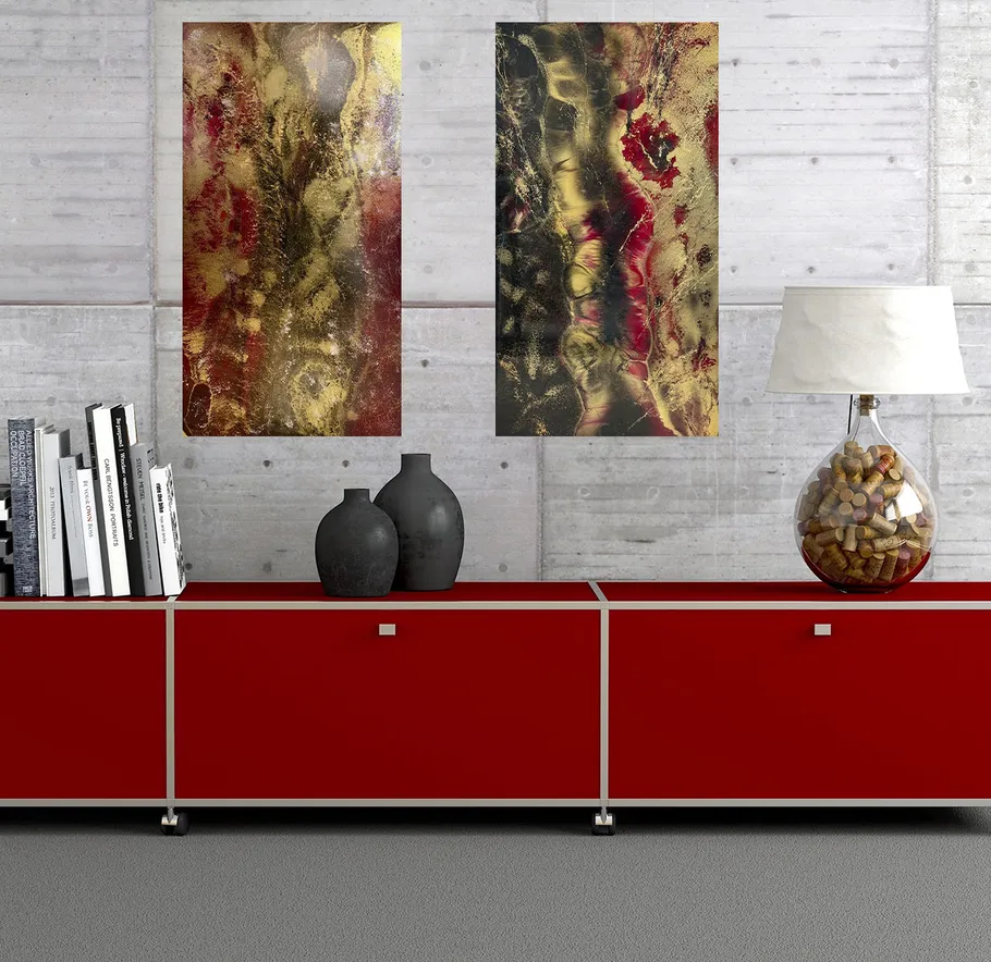 Abstrakte Gemälde über einem roten Sideboard.
