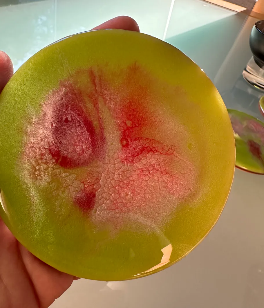 Bunte Keramikplatte in der Hand gehalten.