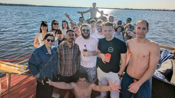 Gruppe von Leuten auf einer Bootsfeier.