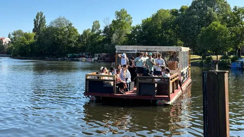 Menschen auf einem Boot entspannen nahe Bäumen.