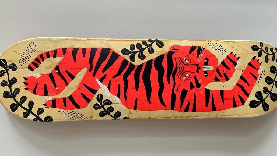 Tiger-Gemälde auf Holz-Skateboard-Deck.