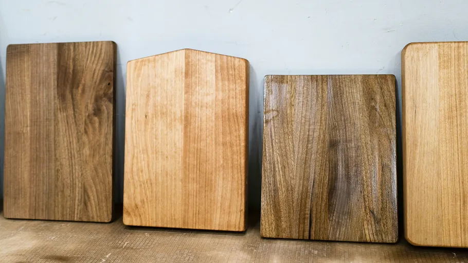 Holzschneidebretter an einer Wand lehnend.