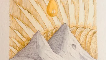 Berge unter Sonnenstrahlen mit orangefarbenem Tropfen.