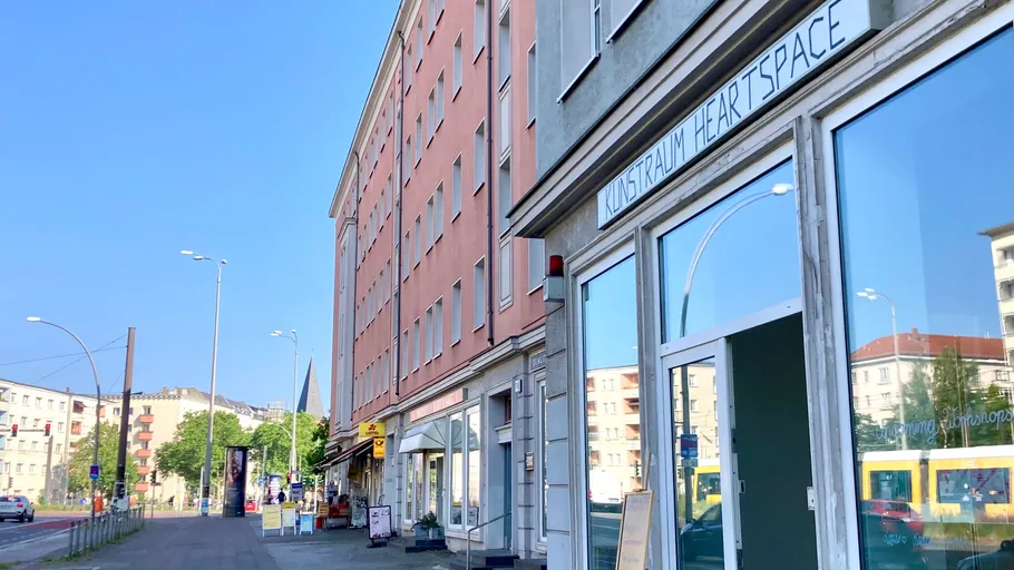 Street view with buildings and Kunstraum Heartspace.