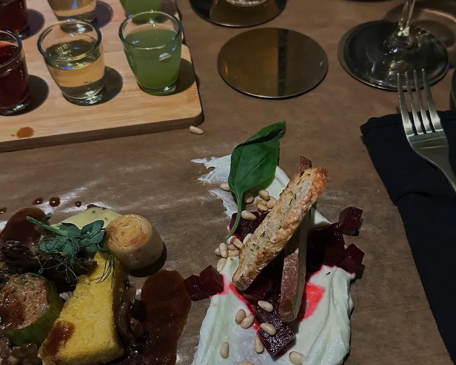 Gourmetgericht mit bunten Getränken daneben.