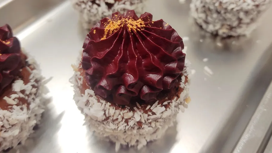 Cupcake mit Schokoladenglasur auf Tablett.