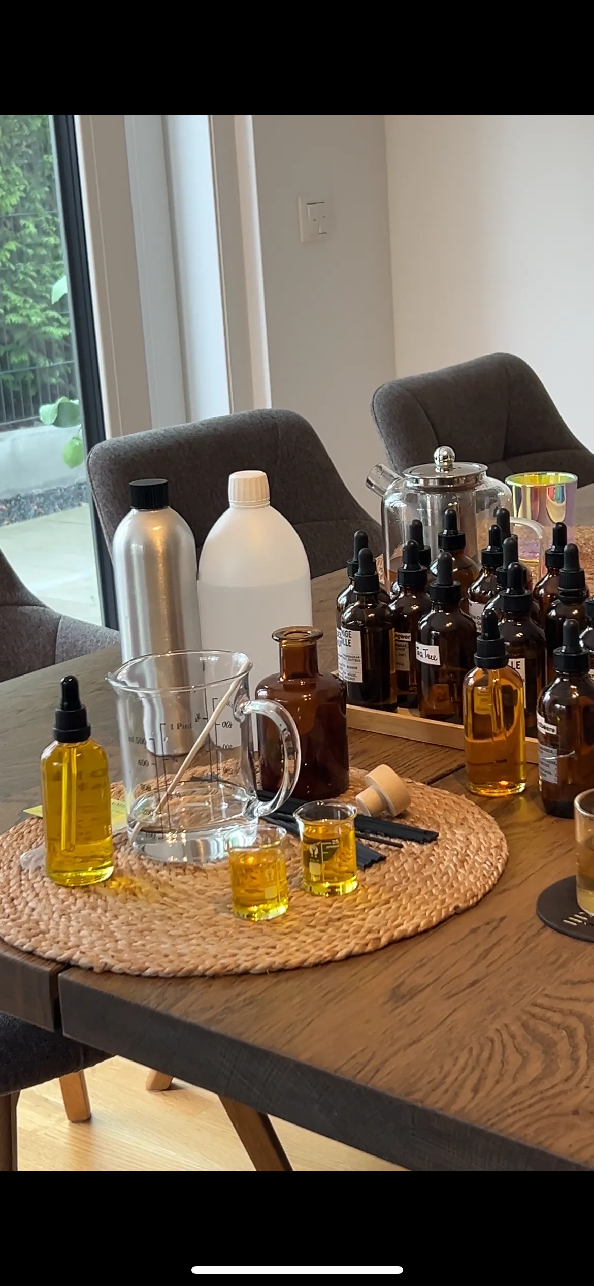 Flaschen und Glaswaren auf Holztisch drinnen.