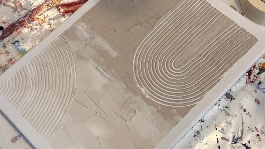 Strukturierte Kunst mit gebogenen Mustern auf Leinwand.
