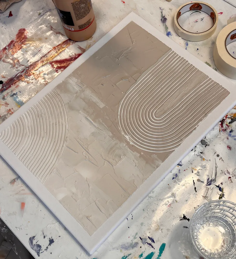 Strukturierte Kunst mit gebogenen Mustern auf Leinwand.