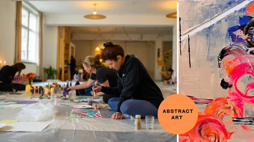 Leute malen im Atelier, abstrakte Kunst ausgestellt.
