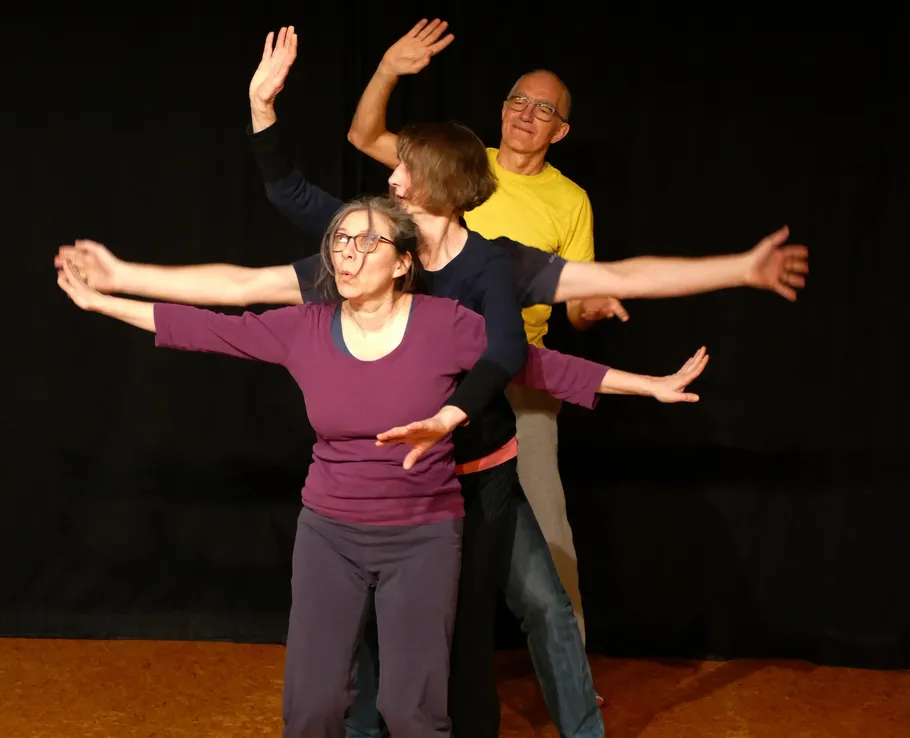Vier Personen formen eine künstlerische Pose auf der Bühne.