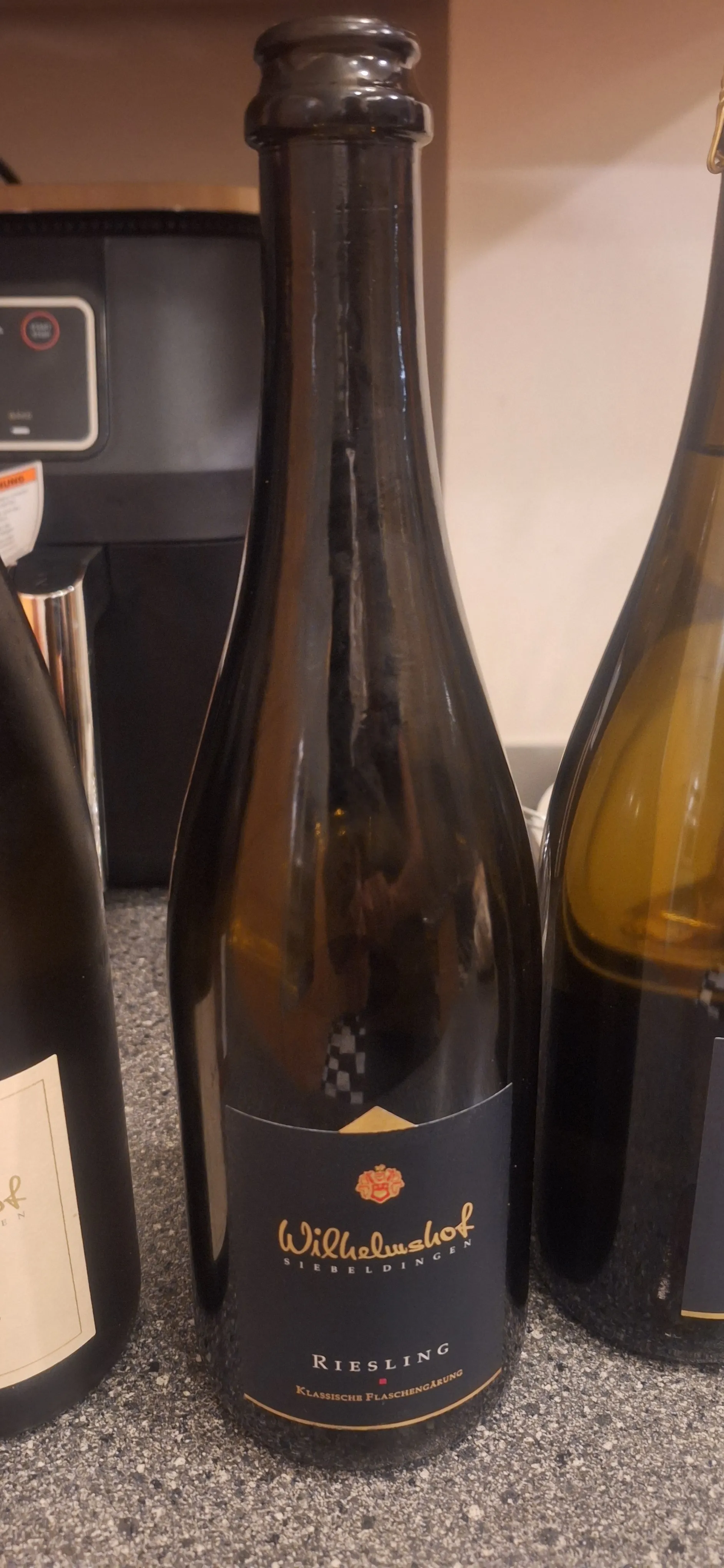 Weinflasche auf Küchentheke.