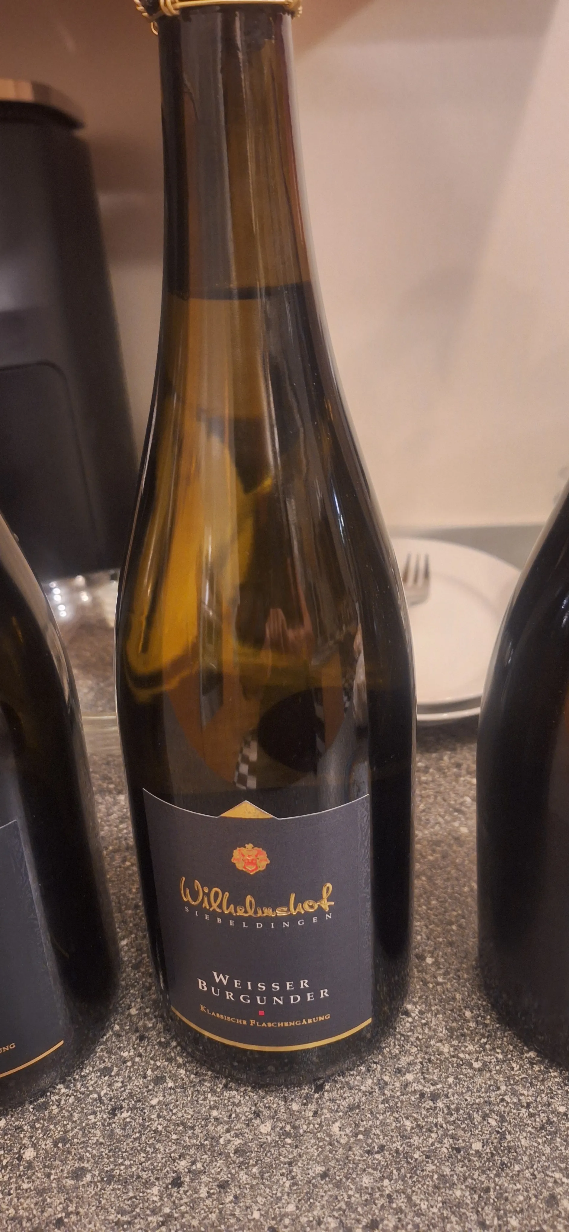 Weinflasche steht auf einer Arbeitsplatte.