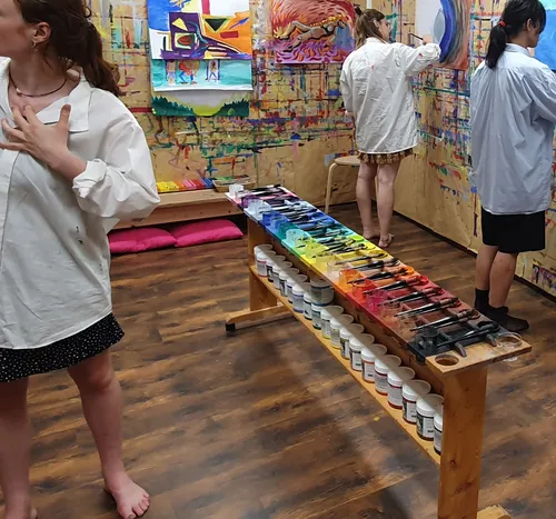 Personen malen im lebhaften Kunststudio.