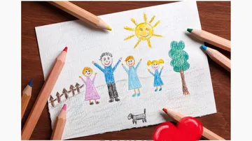 Kinderzeichnung von Familie im Freien mit Buntstiften.