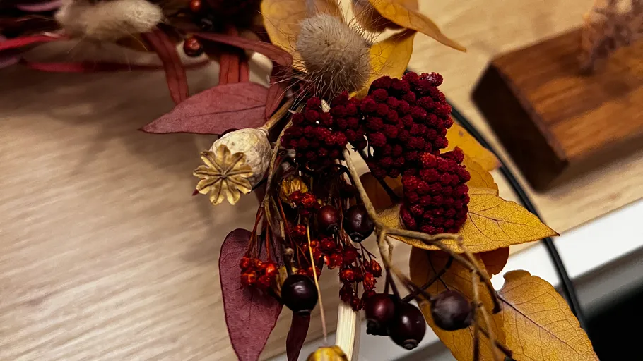 Dried floral arrangement on wooden surface.
