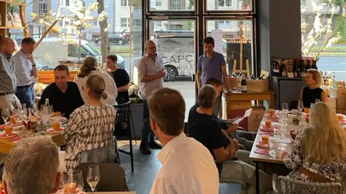 Personen essen und unterhalten sich im Restaurant.