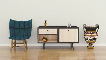 Stuhl, Schrank und verzierte Vase auf Boden.