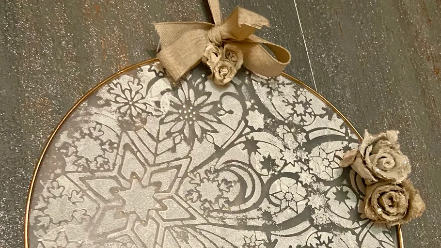Dekoratives rundes Ornament mit Blumenmustern.
