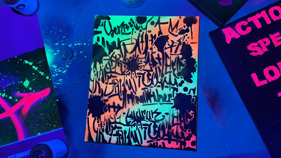 Bunte Graffiti auf Leinwand unter Neonlicht.
