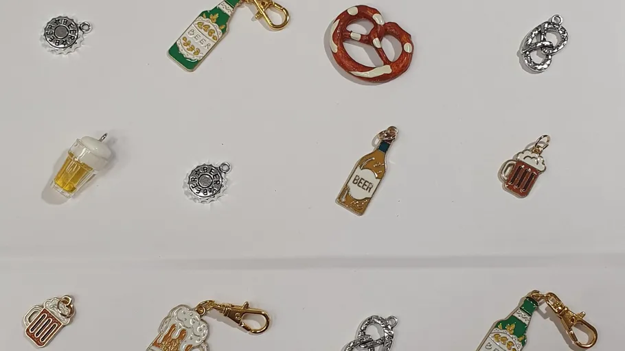 Verschiedene Bier-Anhänger auf weißem Hintergrund.
