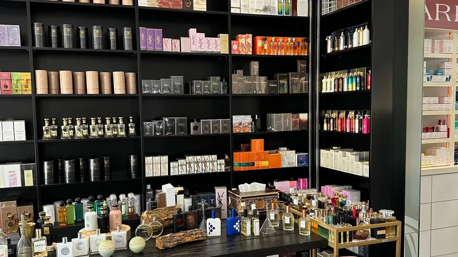 Parfümflaschen auf Regalen im Geschäft.