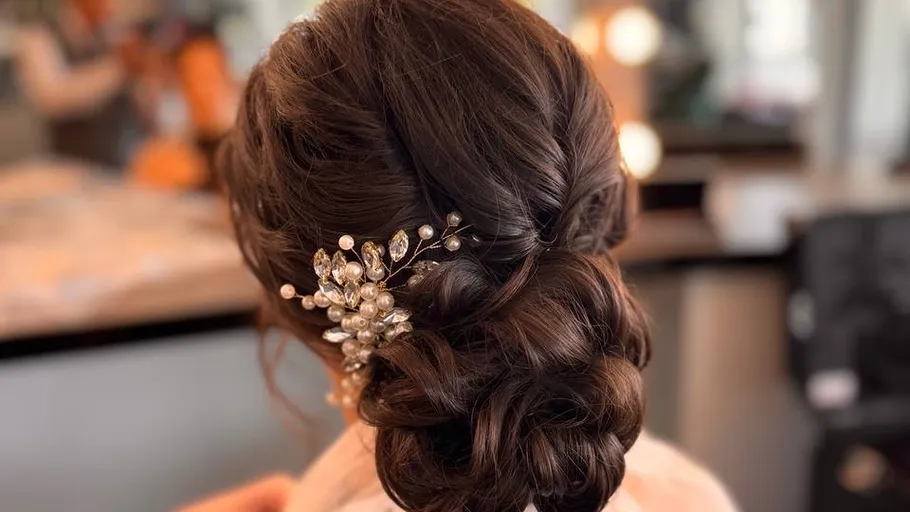 Elegante Flechtfrisur mit Blumenzubehör.