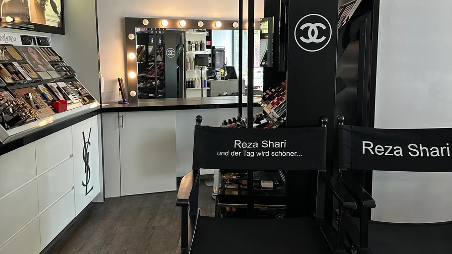 Make-up-Studio mit Stühlen und Spiegel.
