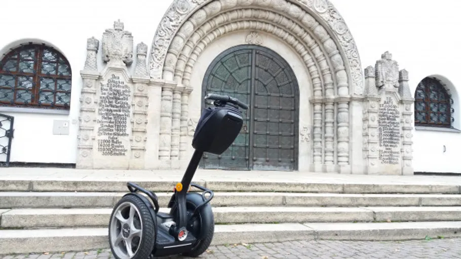 Segway vor historischem Gebäude geparkt.