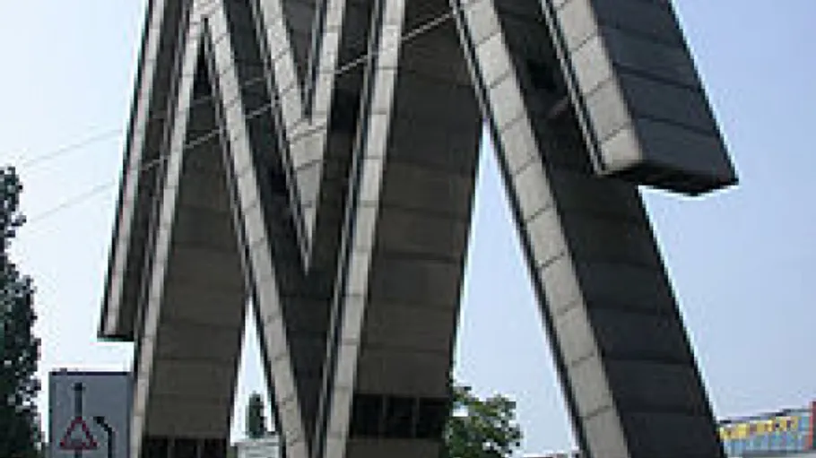 Große Metallsäule in Form des Buchstabens M draußen.