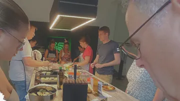 Gruppe kocht in moderner Küche.