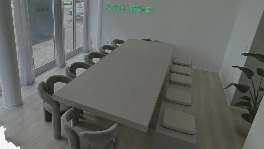 Moderner Speiseraum mit großem Tisch.