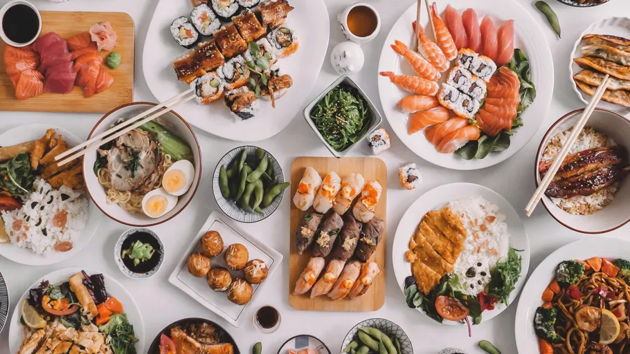 Verschiedene japanische Gerichte auf einem Tisch.