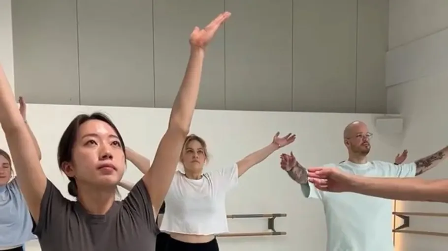 Personen üben Yoga in einem Studio.