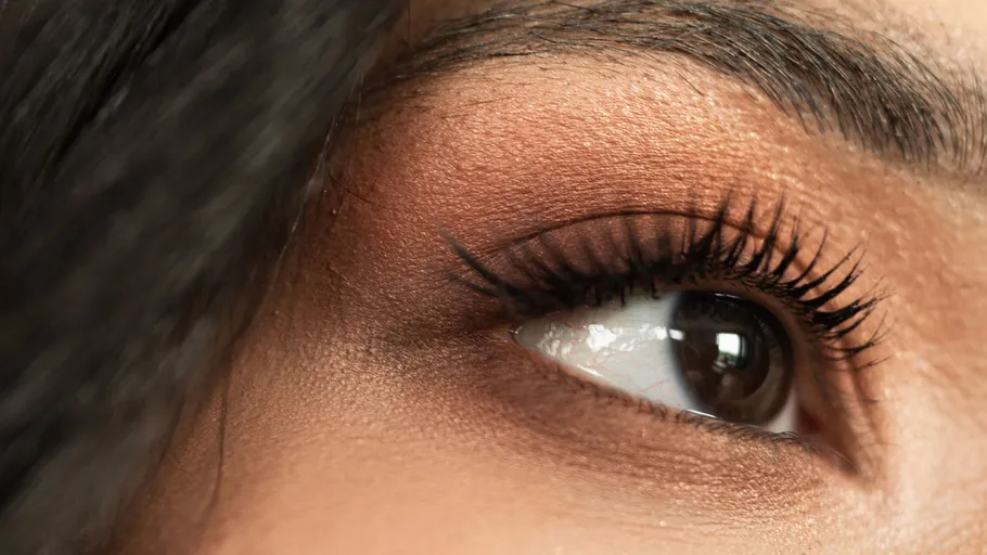 Nahaufnahme von Auge mit Make-up, Wimpern gekräuselt.