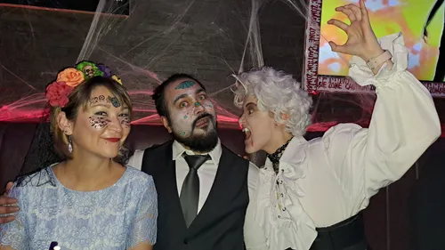 Drei Personen in Halloween-Kostümen drinnen.