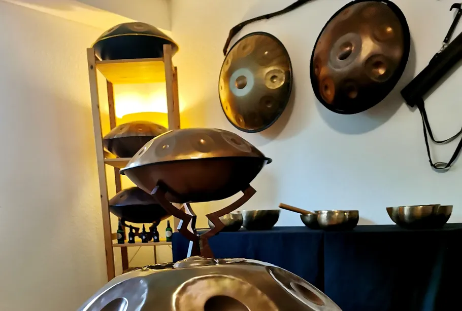 Handpans in einem Musikraum ausgestellt.