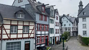 Fachwerkhäuser an Kopfsteinpflasterstraße.