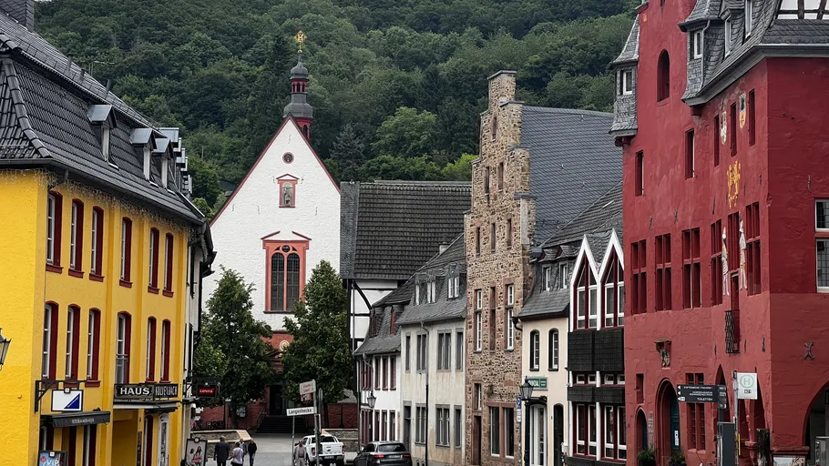 Bunte Gebäude mit Kirche in einem Dorf.