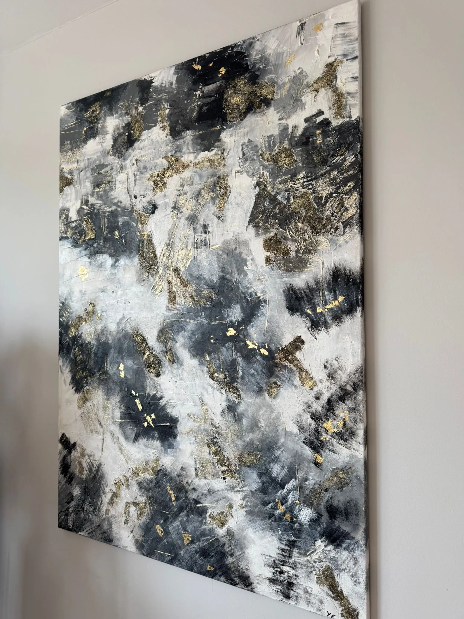 Abstraktes Bild mit schwarzen, weißen, goldenen Wirbeln.