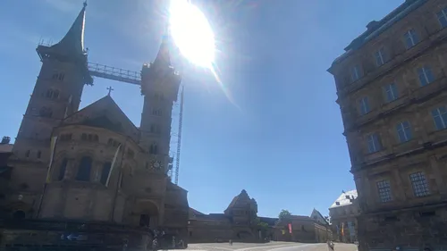 Kathedraltürme und Gebäude unter strahlender Sonne.
