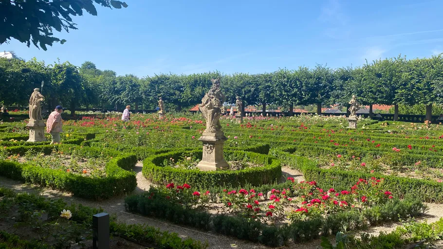 Skulpturen in gepflegtem Garten mit Besuchern vorhanden.