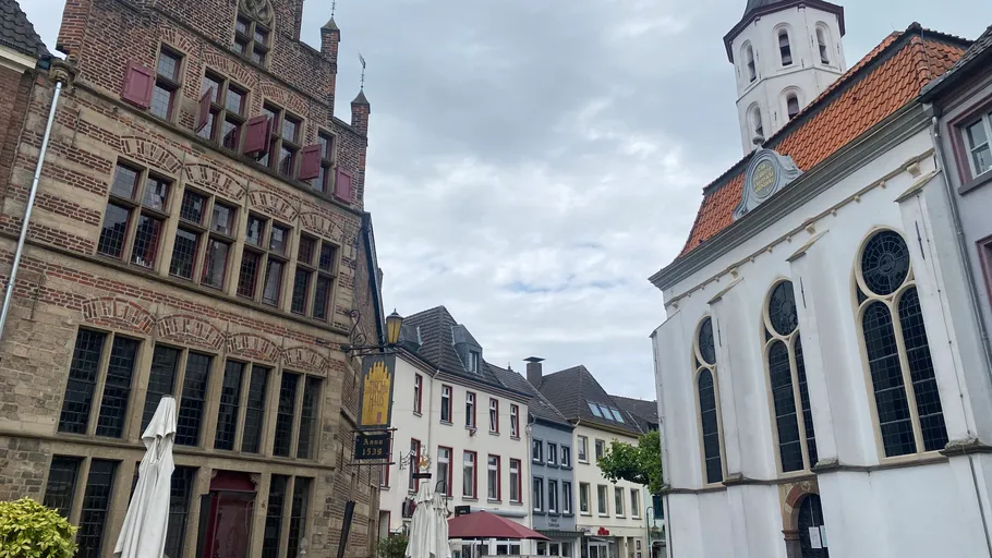 Historische Gebäude und Kirche in europäischer Stadt.