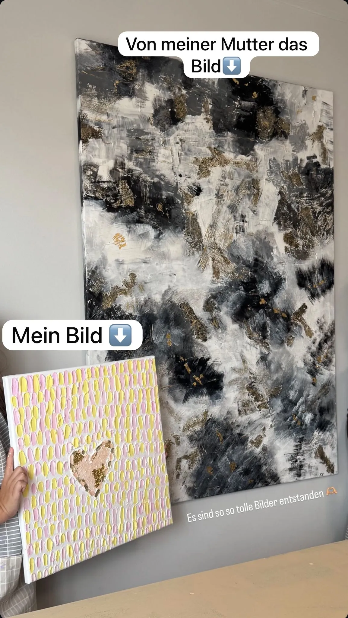 Zwei Gemälde, eins abstrakt, eins buntes Herz.