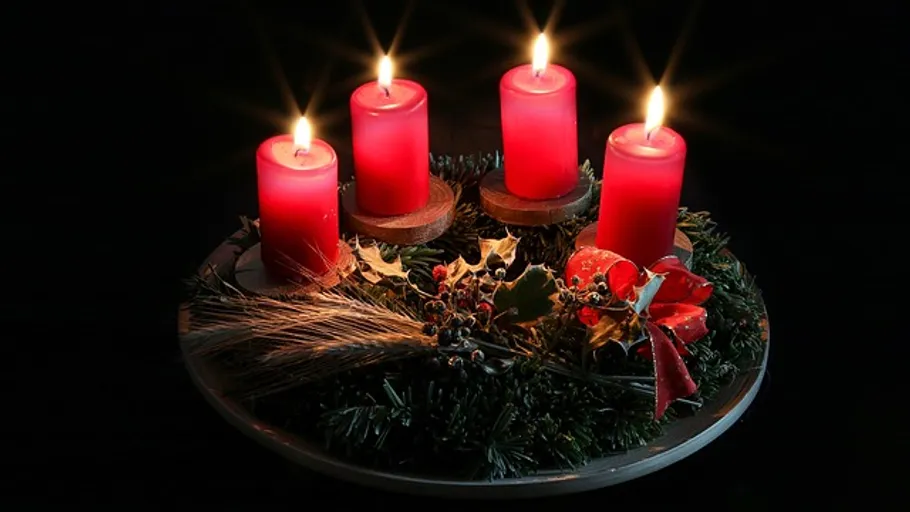 Vier rote Kerzen auf einem Adventskranz.