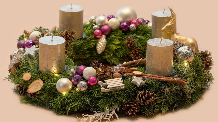 Advent wreath with candles and decorations.