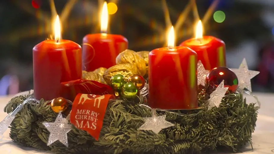 Rote Kerzen auf einem Adventskranz.