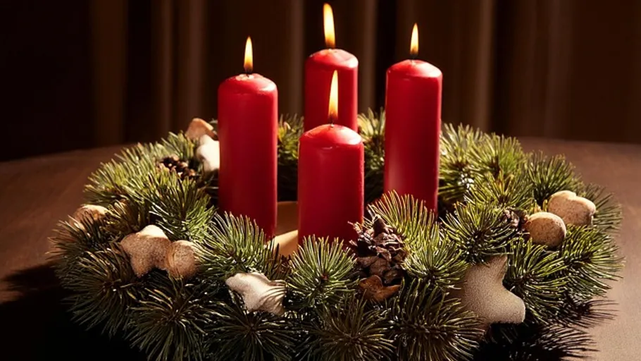 Vier rote Kerzen auf Adventskranz.