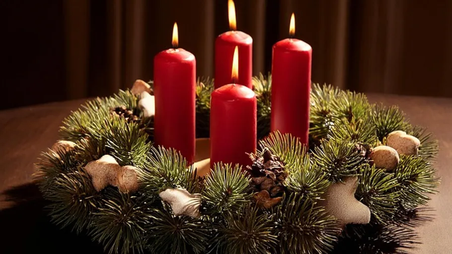 Vier rote Kerzen auf einem Adventskranz.